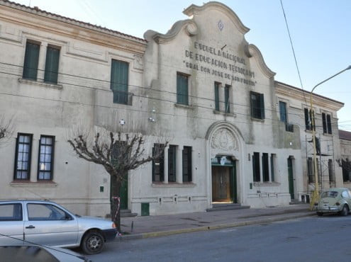 La Escuela de Educación Técnica de Tres Arroyos fue creada  en el año 1924, como otras tantas nacidas en aquella época, bajo la denominación de Escuela de Artes y Oficios