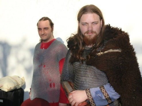 Ampliar foto Nahuel Giffoni y Matías Salaberry son los integrantes del grupo de recreacionismo medieval nórdico que visitaron Tres Arroyos