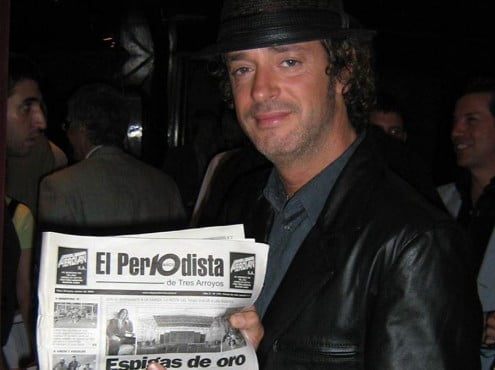 En 2008, Gustavo Cerati posó en Buenos Aires con un ejemplar de “El Periodista de Tres Arroyos”. Una imagen muy apreciada por quienes hacemos este periódico