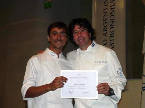 Arturo Larrabure se formó en el Instituto Argentino de Gastronomía que dirige Ariel Rodríguez Palacios, quien lo acompaña en la fotografía