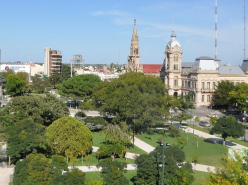 Vista panorámica de la Plaza San Martín, en pleno centro de Tres Arroyos. En la imagen se recortan el Palacio Municipal y la Iglesia Nuestra Señora del Carmen