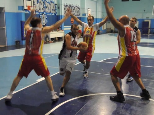 La pasión por el deporte le gana a cualquier cosa, y hace que los jugadores de Maxi Liga de Básquet se olviden de todo por unas horas, y se transformen arriba de las tablas