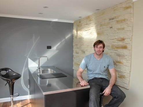 Un joven creativo y emprendedor de nuestro medio, Francisco Zurita, tomó nota de algunos modelos existentes, recolectó materiales e ideas y creó su casa container