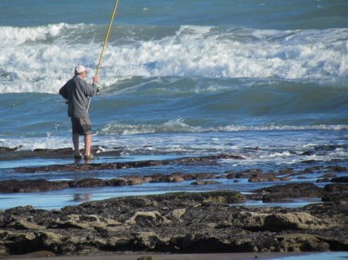 Desde el sector de los saltos tan apreciados por los fanáticos de la pesca, las pedreras parecen avanzar cada vez más hacia los balnearios del centro de Claromecó