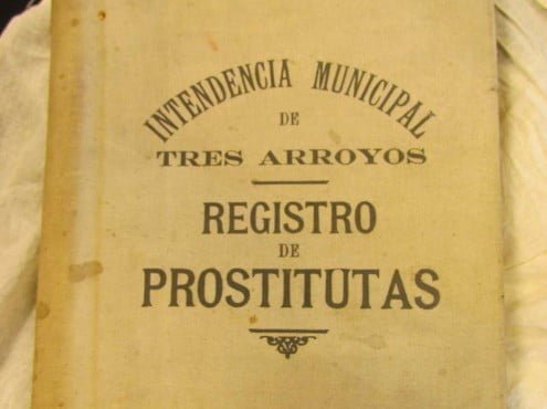 Ampliar foto El periodista Omar Alonso recibió el Registro Municipal de Prostitutas de manos de un abogado, luego de una charla en una escuela. Pero no pensó entonces en la dimensión histórica del documento