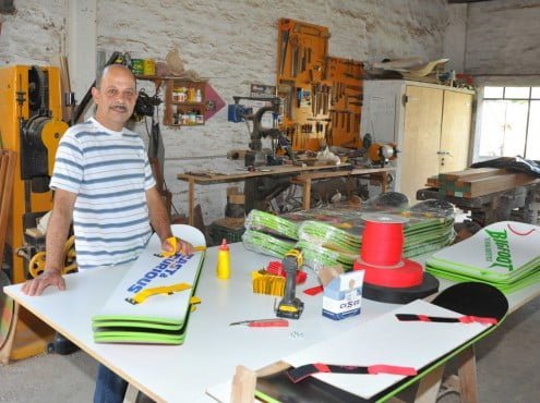 Ampliar foto Un hábil carpintero tresarroyense, Daniel Mohamed, se entusiasmó y decidió destinar tiempo extra de su labor cotidiana al armado de tablas para diversión en la arena