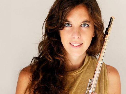 Luciana Fernunson comenzó su camino musical con la flauta siendo una niña. Luego llegaría a la Orquesta Académica del Teatro Colón, a un master en Estados Unidos y a España, donde ahora vive