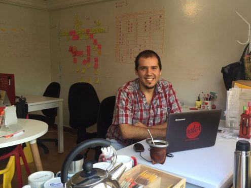 Diego Fernández en la oficina de “Valor Percibido”, la consultora para la que trabaja en Bogotá, Colombia