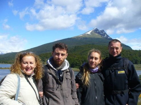 Familia. Alejandro y Sandra y sus hijos Maitén y Joel