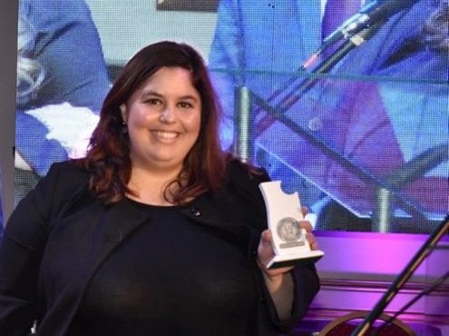 Karina Sabatini en la fiesta de los premios Agua Clara de LU24 Radio Tres Arroyos