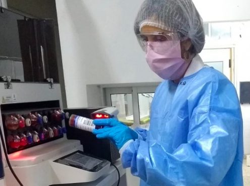 Karina Quintana es una bacterióloga rionegrina que forma parte del equipo técnico del Laboratorio CISMA en Tres Arroyos y Adolfo Gonzales Chaves