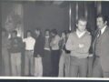 Huracán festeja un campeonato en Yamó Disco, en 1975. Celebran Jorge Férez, Bartolomé Florez, Mario Guarino, el “Flaco” Berrino, Tati Fernández, Alejandro Barberón, Fosque, José Ramón Palacio, el Ruso Mayer y el dirigente Hugo Aranegui.