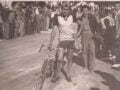 Época de oro para el ciclismo local. En la imagen, Carlos Navarro Vega, uno de los más grandes ciclistas que representaron a Tres Arroyos, en la previa de una competencia callejera que como puede apreciarse, tuvo un buen marco de público