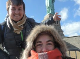 Con la Estatua de la Libertad al fondo, los tresarroyenses Nanu Della Malva y Nacho Hid y un anecdotario inolvidable 