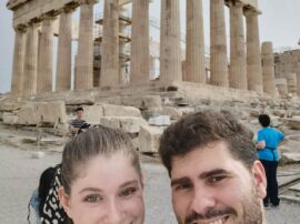 En la mágica Atenas, el tresarroyense con su esposa mexicana