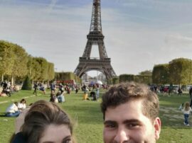 La postal de París: Luciano y Ziomara con la Torre Eiffel de fondo
