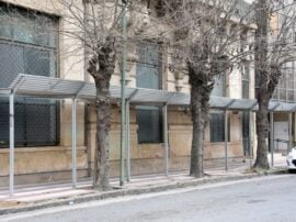 El desprendimiento de pizarras del techo del edificio obligó a colocar una suerte de alero sobre Betolaza, hacia el anexo donde funciona el Juzgado de Familia