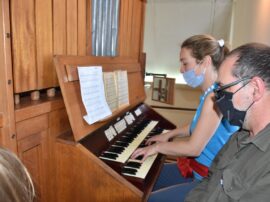Alejandro Galli, técnico organero, prueba el órgano recién afinado con la profesora Romina Reimers