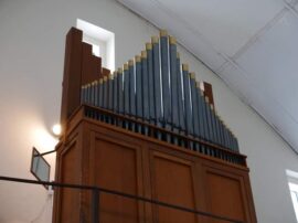 Tapado por los tubos del instrumento, el organista dispone de un espejo por el cual ve cuando las luces del templo se encienden, al comienzo del culto, y es la señal para empezar a tocar