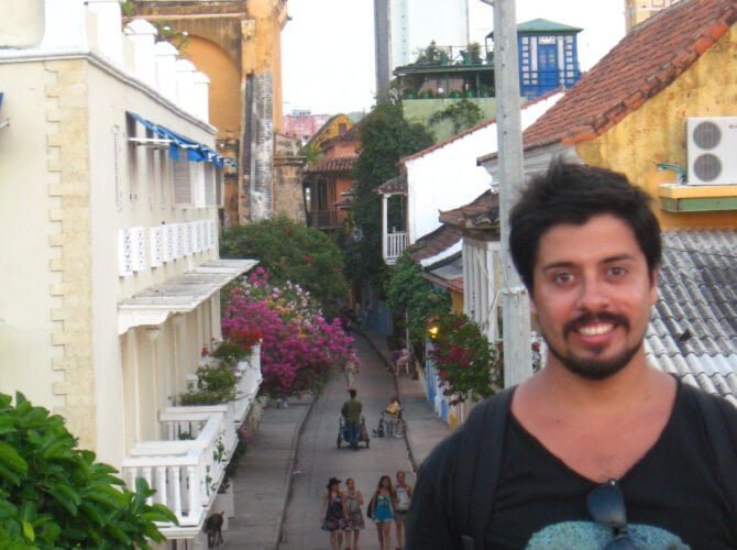 Eduardo Andrés De los Ríos Hidalgo es ingeniero sanitario y ambiental con estudios iniciales en Colombia, y radicado hace 8 años en Tres Arroyos