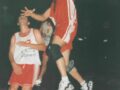 Curiosa imagen de un partido del Oficial 2001. En cancha de Huracán, el Globo recibe a Alumni. Y aunque los tres jugadores llamativamente no son sencillos de identificar, es una buena imagen que exhibe la potencia del atacante al burlar el 2-1 propuesto por la defensa, y penetrar para convertir dos puntos para su equipo