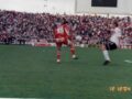 Se juega la última fecha del recordado torneo de Primera división 2004 / 2005, es en el Minella donde Huracán TA hizo de local hasta la primera fecha del Apertura 05. En esta oportunidad se cierra el Clausura 04 y nuestro Huracán enfrenta a River, un equipo millonario que contó con Javier Mascherano y Pepe Sand como figuras más importantes. En la foto, Jeremías Caggiano engancha al borde del área ante la marca de Eduardo Tuzzio. El resultado fue 0 a 0