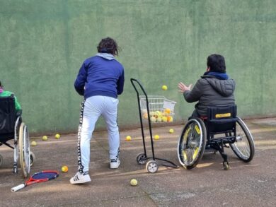 Mariano Carbajal, entrenador y exjugador, es el responsable de una escuela de tenis que incluye una propuesta adaptada para personas con discapacidad