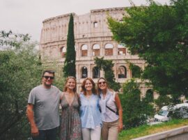 Raúl, Andrea y sus hijas Emiliana y Valentina; a sus espaldas, el Coliseo de Roma