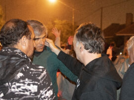 Carlos Avila y Gonzalo Cabrera saludan a Martín Garate, hermano del intendente electo y referente de Camino a la Victoria, en el bunker de Unión por la Patria