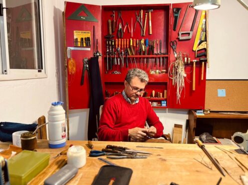 Fabricio Doladé es el creador de Gato y Mancha, una marca de objetos criollos pero también una escuela online de artesanías