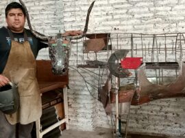Emiliano sueña con crear un mercado más amplio para sus creaciones, a través de objetos de uso cotidiano