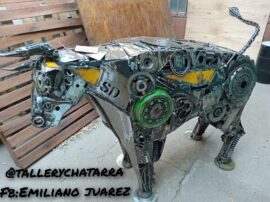 Las impactantes piezas que genera Emiliano surgen de materiales reciclados de contenedores y empresas