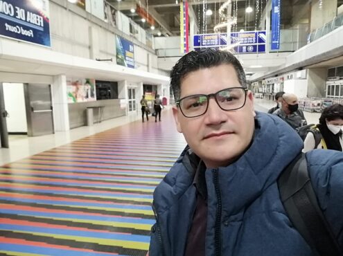 Alexander en el Aeropuerto Internacional Simón Bolívar, por el que todos los venezolanos transitan para salir de su país