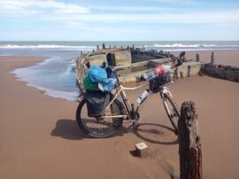 Fueron muchos los cambios que hizo Raúl con respecto a la primera experiencia. El más esencial fue su bicicleta, de una playera a una con cambios