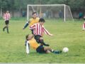 El fútbol local en el 2001: Colegiales recibe a Quilmes en el Victoriano Zubiri y en la imagen, Hugo “Toto” Daguerre -del Escolar- va al piso para intentar quitar el esférico de un joven Marcelo “Cacarito” Vázquez que logra sortear el escollo. Mira con atención Jorge “Huevo” Herrera y completan la escena los quilmeños Montero y González