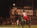 B Nacional 2004, la que dejaría a Huracán en Primera división. El Globo recibe a Ferro en el Bottino. El inefable Claudio García se eleva más que todos para ganar de cabeza y generar una situación de riesgo para el arco del equipo de Ferrocarril Oeste de Caballito. Aquel fue un año memorable que el 4 de julio daría la emoción máxima a la ciudad, con el ascenso logrado en Rafaela