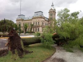 El temporal del pasado 16 de febrero afectó al centro de la ciudad -como se observa en plena plaza San Martín- y dejó un saldo desolador en cientos de casas