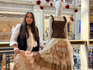 “Las grietas de la vida” es un vestido hecho por Florencia Bonnecaze con desechos de cortinas y teñido con paltas y café