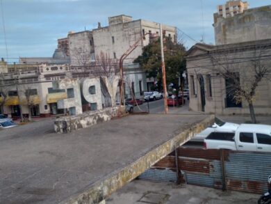 Tras décadas de permanecer cerrada, la YPF de Sarmiento y 1810 está siendo sometida a exhaustivas tareas de limpieza y eventual reconstrucción