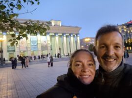 Carlos Ordoñez y su compañera Liliana, en la Opera de la capital siberiana en Rusia