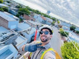 Jonathan Schneider trabaja en el servicio eléctrico y muestra en sus redes sociales -donde tiene más de 80.000 seguidores- cómo es el día a día de un liniero