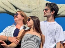Silvia y sus hijos a los pies del Cristo Redentor, en Brasil