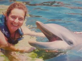 Silvia en una simpática imagen con un delfín, en uno de sus tantos viajes