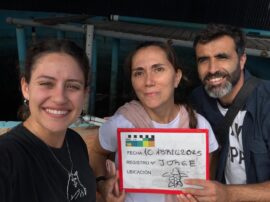 Dassis (centro) con Sofía Terlerski, a cargo de la reeducación de Jorge en la vuelta a su hábitat naturalis en su propia vuelta a casa; contó en la Biblioteca Sarmiento su trabajo con el tortugo Jorge