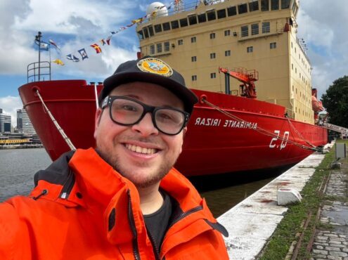 Facundo Martínez frente al rompehielos ARA Almirante Irizar, listo para iniciar su travesía rumbo a la Antártida Argentina