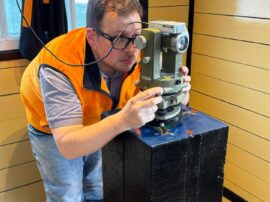 Observaciones y mediciones, con la mirada puesta en los detalles con un instrumento fundamental, el teodolito