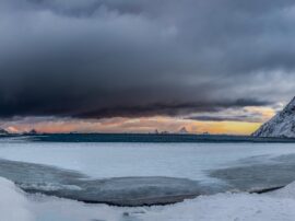 El silencio se extiende entre montañas heladas y un cielo que nunca repite la misma historia