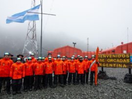 En el confín del mundo, la bandera no solo flamea: también abriga identidades y compromisos compartidos