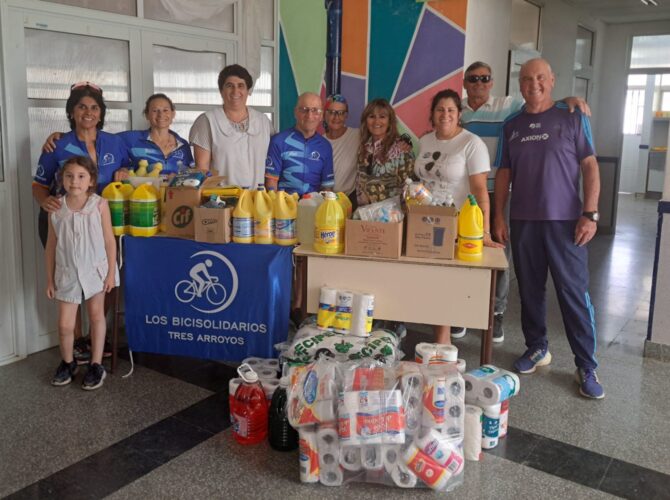Fernando González (derecha) y otros Bicisolidarios con una donación de artículos de limpieza y otros elementos a la Escuela 2