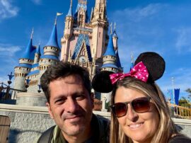 En Disney, con el clásico paisaje de fondo y el moño de Minnie